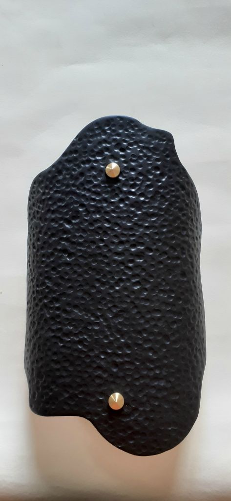 Faïence noire -  motif cratere / black earthenware - crater pattern