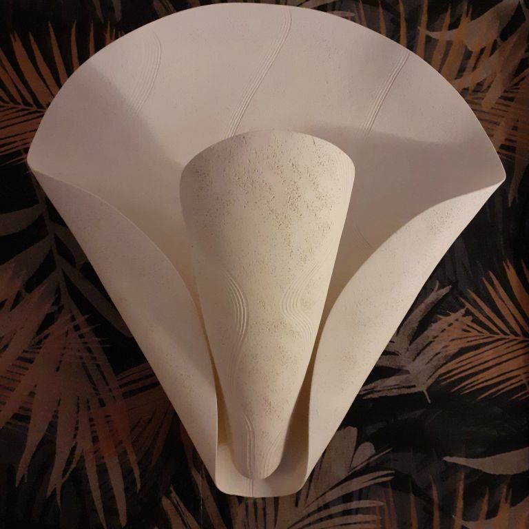 Faïence blanche / white earthenware. H : 50 cm / 19.7 inches