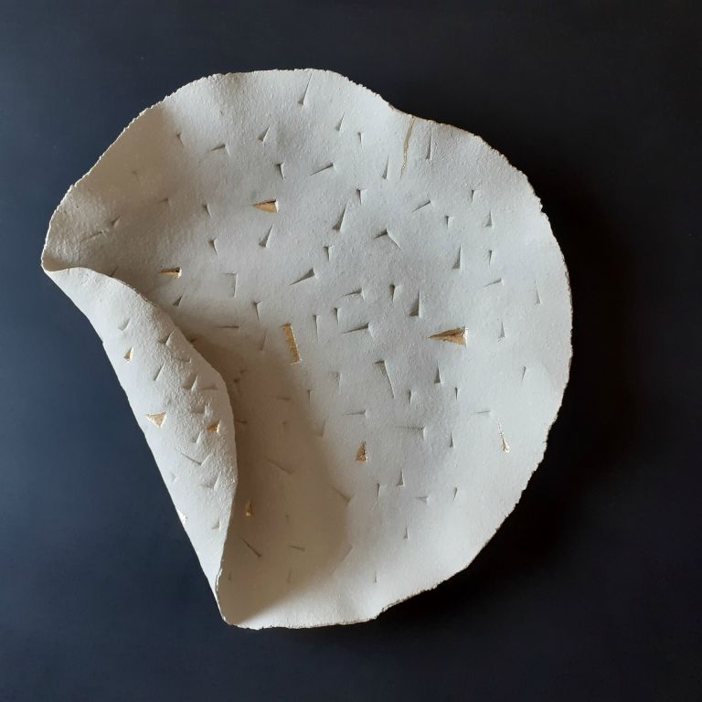 Grès et or (46 cm de diam) - stoneware and gold (18.11 inch.)