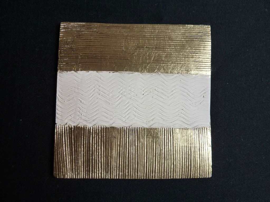 Faïence blanche et feuilles de laiton / white earthenwareand brass leaves