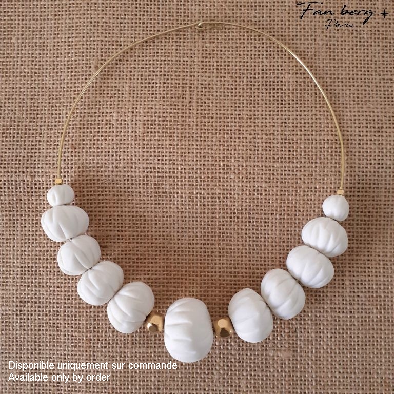 Perles de porcelaine / monture et perles intercalaires laiton massif   - 46 cm 